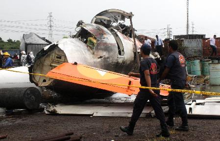 委客機(jī)墜毀15人遇難 工人冒死相救36人生還