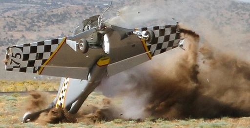 美航空賽事中一飛機(jī)墜毀 飛行員幸運(yùn)逃脫未受傷