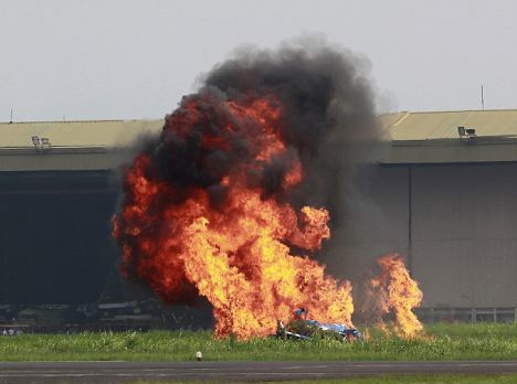 組圖：雅加達航展表演機墜毀起火 飛行員生還