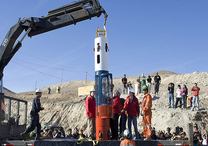 智利救援33名被困礦工進(jìn)入準(zhǔn)備階段轎廂進(jìn)場(chǎng)