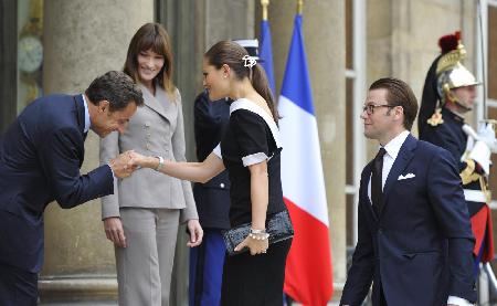 迎瑞典公主薩科齊居高行吻手禮 被指掩飾身材矮