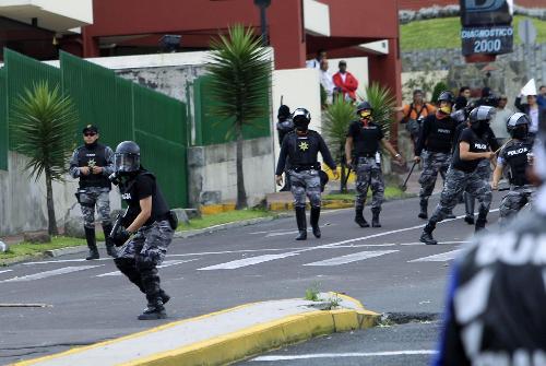 厄瓜多爾警察爆發(fā)騷亂 總統(tǒng)受困軍方強(qiáng)攻營救