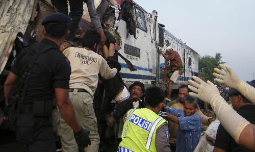 印尼發生兩起火車相撞事故 37人死亡數十人受傷