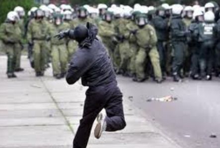 德數萬人示威抗議新鐵路計劃 或影響默克爾政治前途