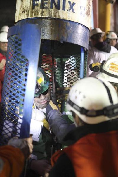 智利被困礦工陸續升井 “中國制造”揚美名