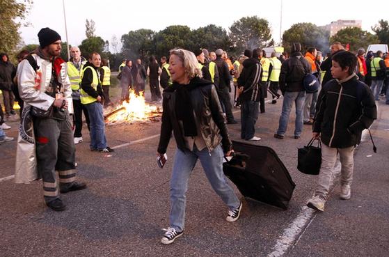 組圖：法國示威者封鎖馬賽機場道路 旅客被迫步行