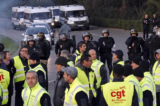 組圖：法國示威者封鎖馬賽機場道路 旅客被迫步行