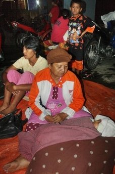 印尼災(zāi)區(qū)附近海浪很高 救援隊難以抵達(dá)