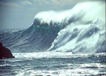 印尼災(zāi)區(qū)附近海浪很高 救援隊難以抵達(dá)