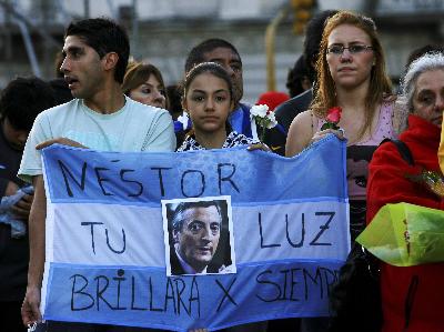 阿根廷前總統突發心臟病去世 舉國震驚哀悼