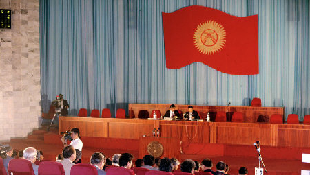 吉爾吉斯新議會召開首次會議 由總統(tǒng)制轉(zhuǎn)向議會制