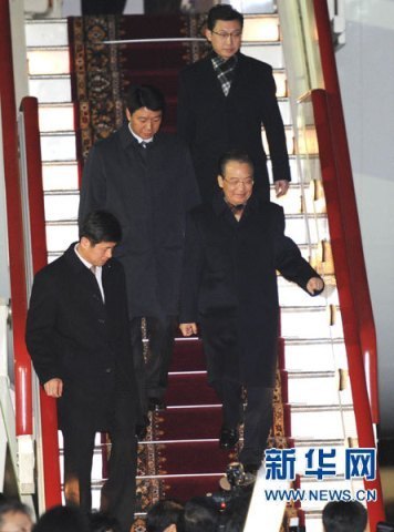 溫家寶抵達圣彼得堡開始訪問俄羅斯(圖)