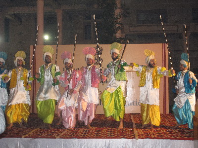 中國百名青年代表團結束訪印回國