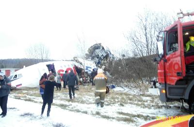 俄客機發動機全失靈 迫降時沖出跑道2死83傷