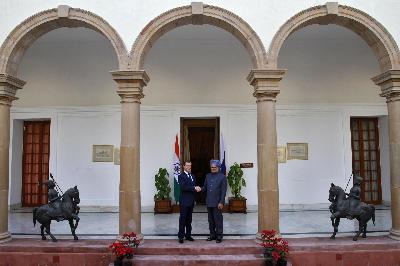 梅德韋杰夫訪問(wèn)印度 巨額軍售、核電站建設(shè)是要?jiǎng)?wù)