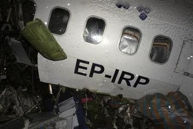 伊朗飛機(jī)墜地?cái)酁槿?jié) 深埋積雪之中(圖)