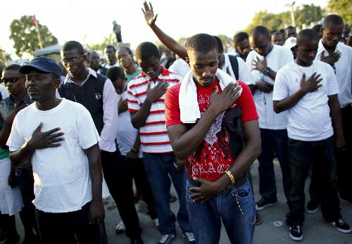 各地民眾紀念海地地震一周年