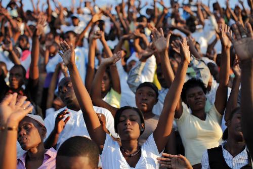 各地民眾紀(jì)念海地地震一周年