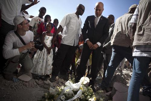 各地民眾紀念海地地震一周年