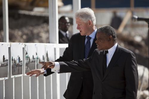 各地民眾紀念海地地震一周年