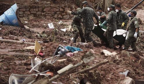 巴西泥石流已致658人死亡 忠誠狗狗堅守主人墳墓