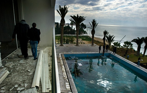 突尼斯前總統(tǒng)海外資產(chǎn)遭凍結(jié) 名貴跑車被歹徒“吊”走