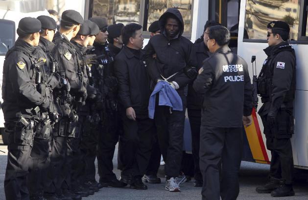 組圖：索馬里海盜被押送至韓國(guó)警察總部