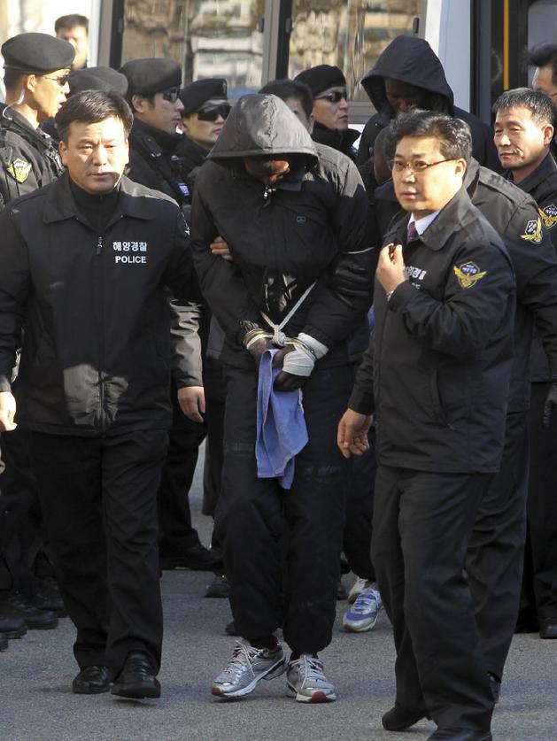 組圖：索馬里海盜被押送至韓國警察總部