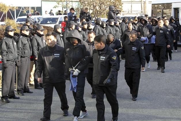 組圖：索馬里海盜被押送至韓國警察總部