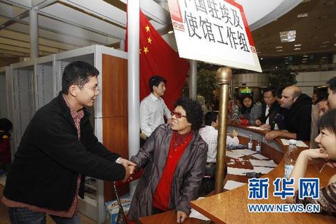 中國旅客等待增派航班到達