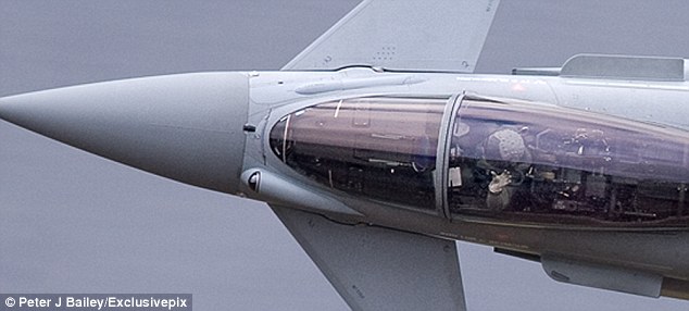 驚險(xiǎn)瞬間:英皇家飛行員單手駕駛戰(zhàn)斗機(jī)