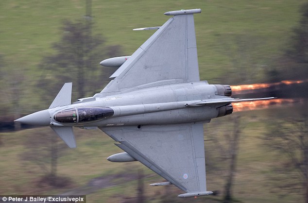 驚險瞬間：英皇家飛行員單手駕駛戰斗機