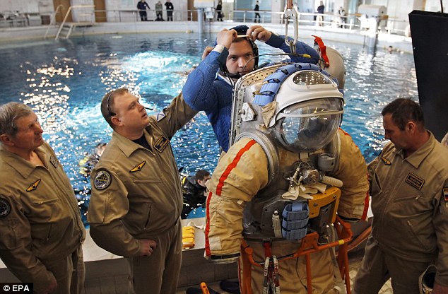 泳池中的太空艙——俄公布宇航員水下訓(xùn)練圖
