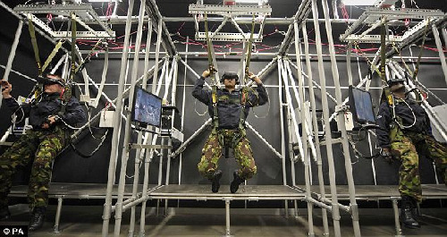 英研制出虛擬跳傘訓練器 身處地面可模擬高空實跳