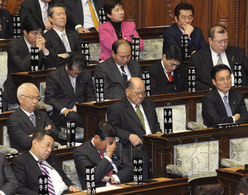 民主黨16名議員缺席預(yù)算案表決 菅直人面臨考驗(yàn)