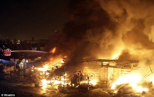 匈牙利一工廠失火出現(xiàn)“火龍卷風” 竄至數(shù)十米高