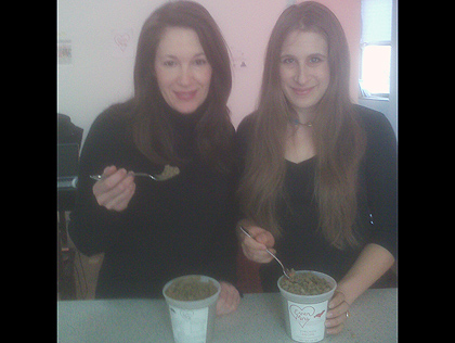 為推銷寵物食品 紐約兩女子吃狗糧一個(gè)月