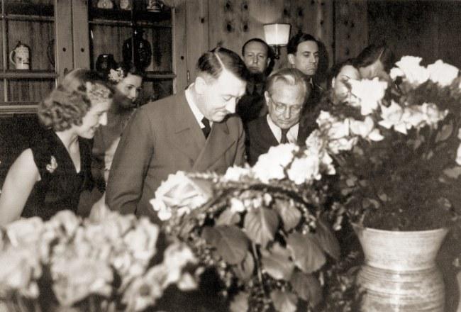 希特勒妻子罕見(jiàn)照片曝光 曾化裝為黑人爵士歌手