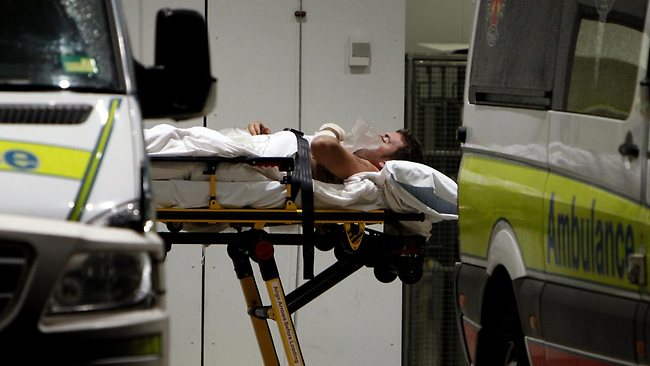 澳男子與鱷魚肉博15分鐘 陌生人見義勇為救其脫險