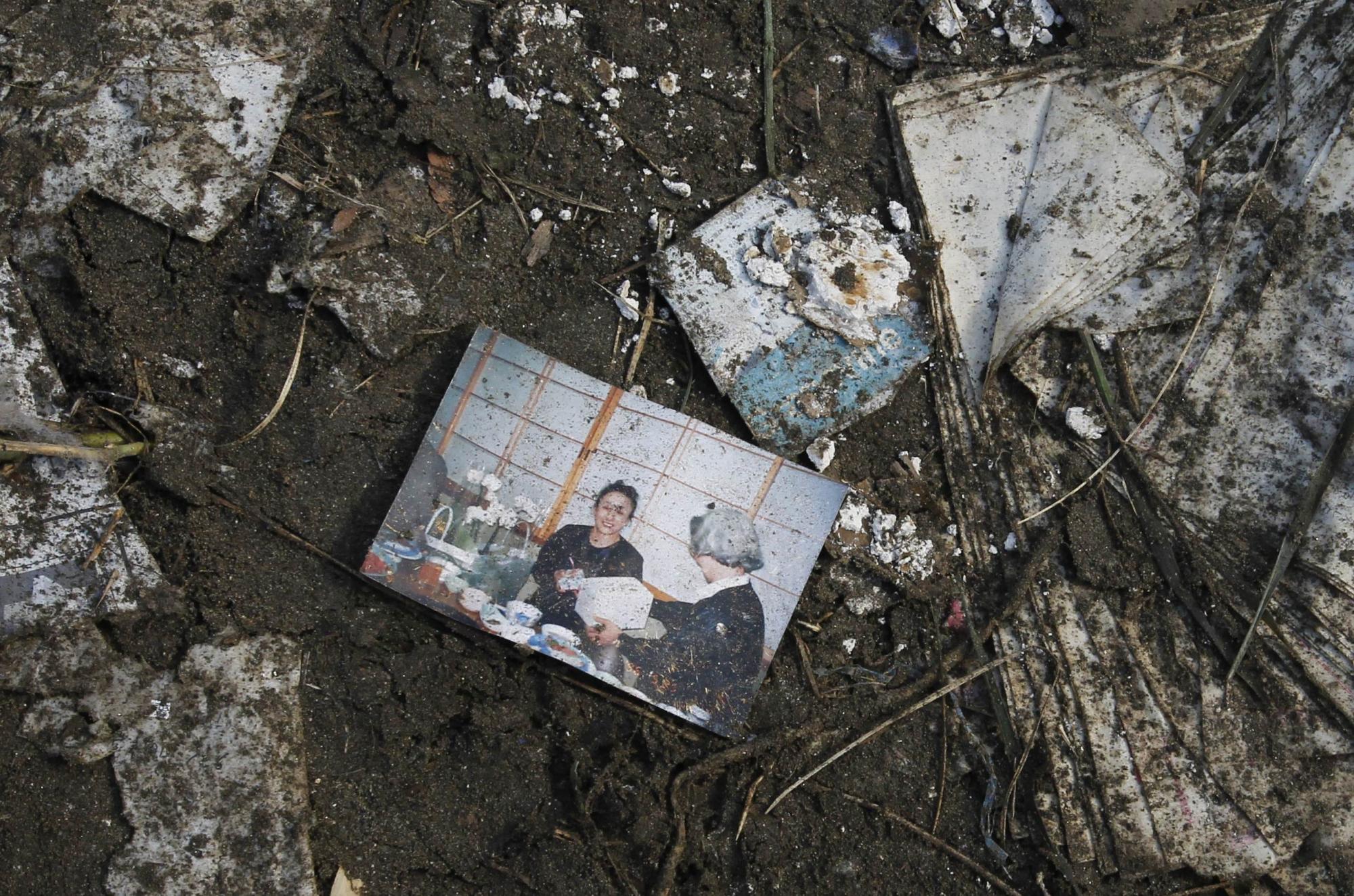 組圖：日強震廢墟中的家庭合影 救援人員全力搜救