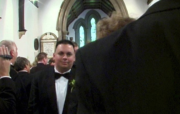 英國新婚夫婦遭遇最“雷”攝像師 來賓雙腳成錄像主角