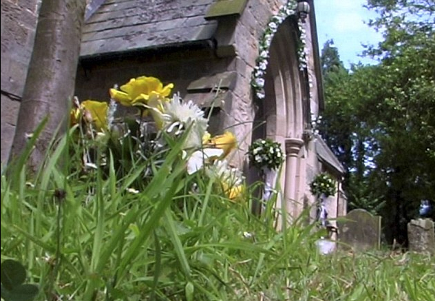 英國(guó)新婚夫婦遭遇最“雷”攝像師 來(lái)賓雙腳成錄像主角