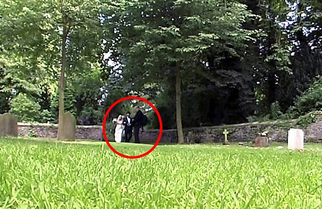 英國(guó)新婚夫婦遭遇最“雷”攝像師 來(lái)賓雙腳成錄像主角