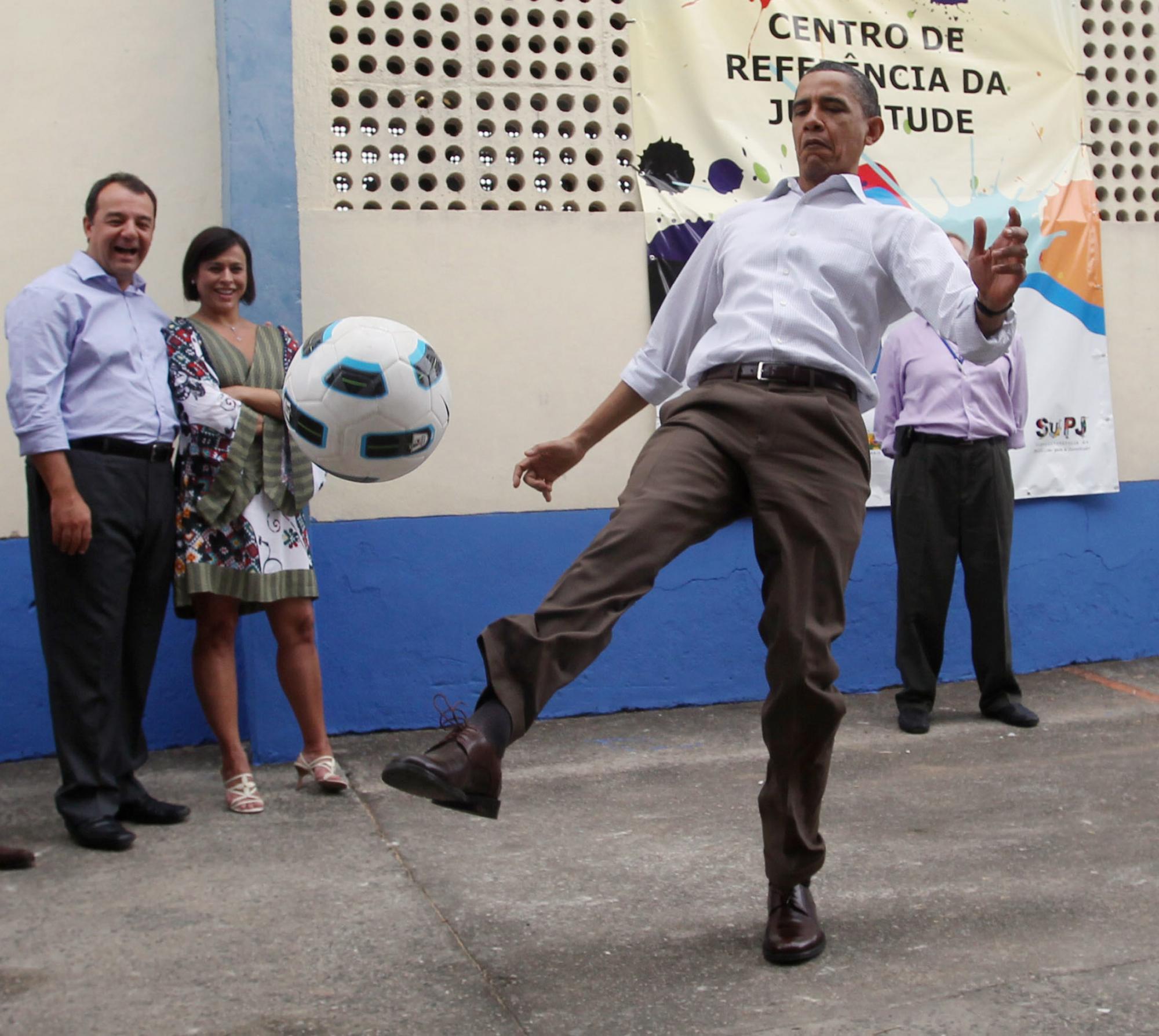 奧巴馬巴西秀球技 “不計前嫌”愿來里約看奧運(yùn)