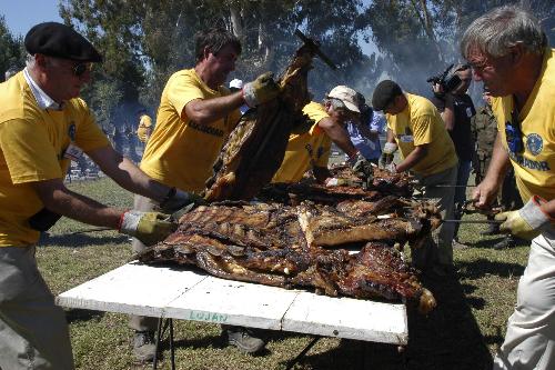 圖：阿根廷舉辦烤肉盛宴 13.7噸創(chuàng)吉尼斯世界紀(jì)錄