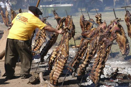 圖：阿根廷舉辦烤肉盛宴 13.7噸創(chuàng)吉尼斯世界紀(jì)錄