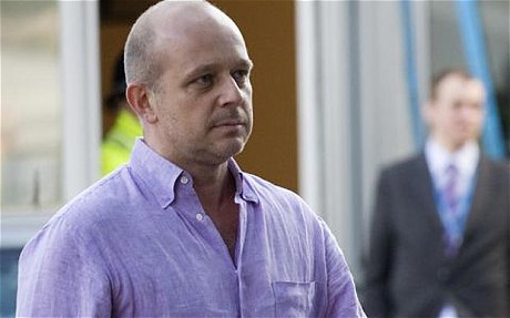 唐寧街10號的怪物“咕嚕姆”:代卡梅倫演講卻不穿鞋