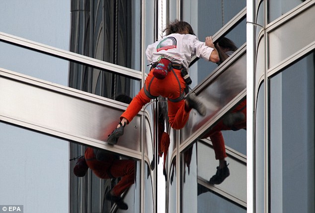 真人版“蜘蛛俠”現(xiàn)身迪拜 6小時(shí)登頂哈利法塔