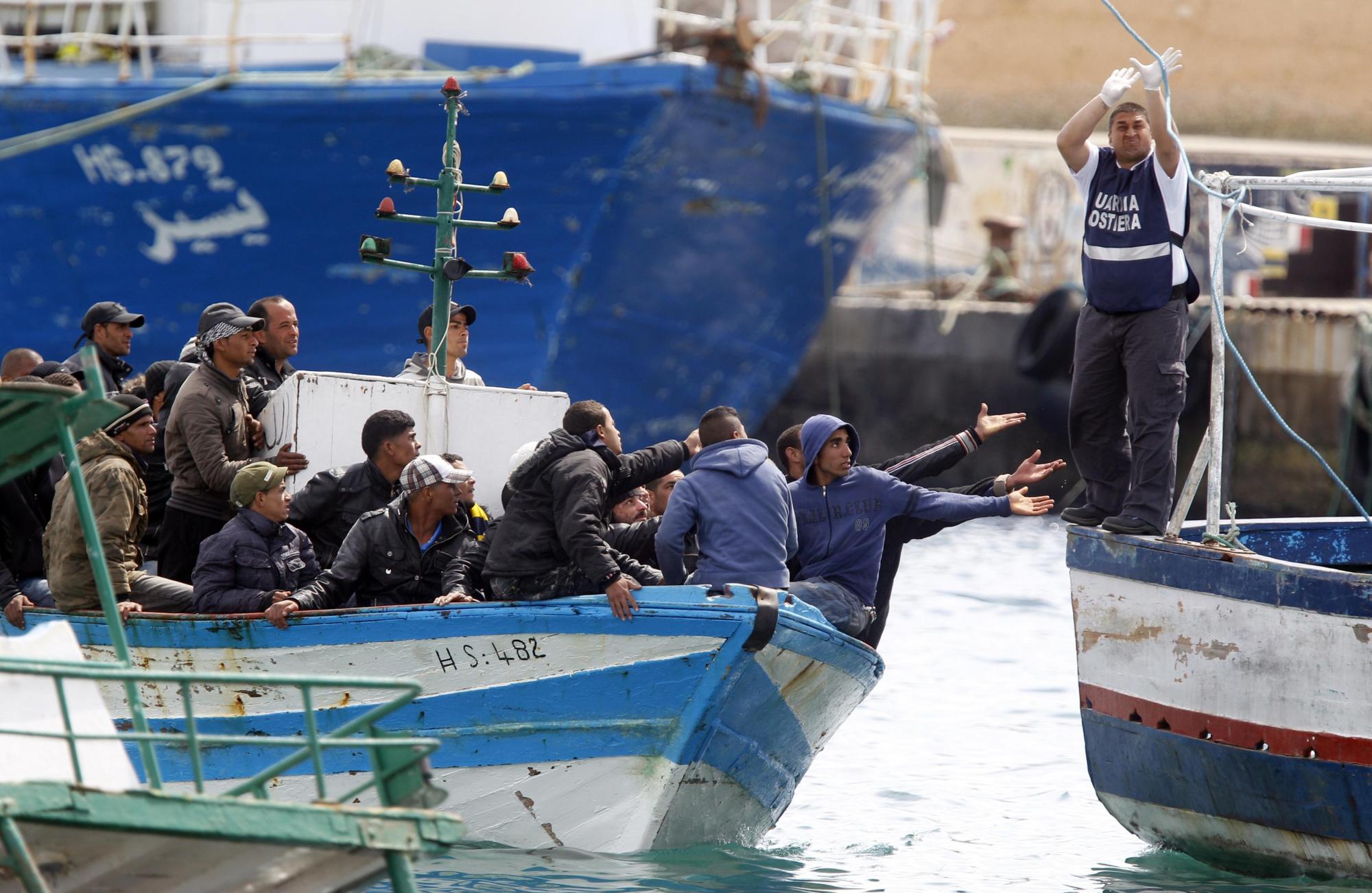 意總理視察地中海小島 為解難民危機欲買斷突尼斯漁船