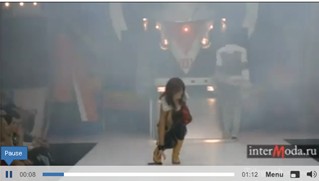 查普曼首場時裝秀出洋相 機(jī)智彌補(bǔ)展現(xiàn)間諜素質(zhì)